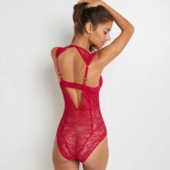 BODY AMPLIFORME DENTELLE ROUGE 7 BODY AMPLIFORME DENTELLE ROUGE -Triumph Soldes 11250101 M